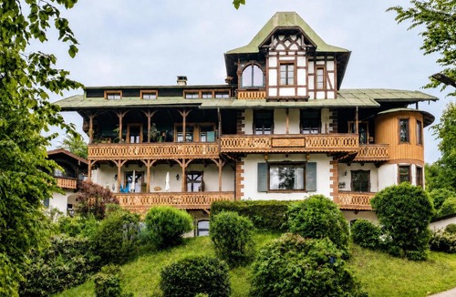 Bischofswiesen Apartment | Die Watzmannsuite - Familienfreundliche Ferienwohnung in historischer Villa mit Kamin, Infrarotsauna, Balkon, Garten, nur 10 Gehminuten ins Zentrum von Berchtesgaden