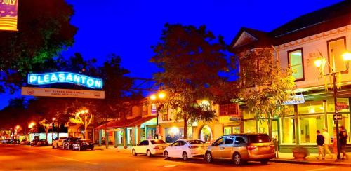 Pleasanton House | Digital Nomad Paradise Walk to downtown