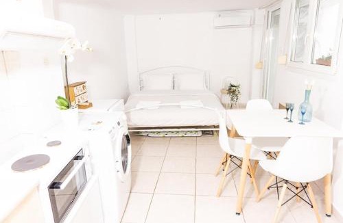 Agios Pavlos Apartment | Dimitra's cosy studio in old town with backyard