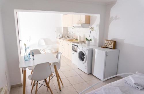 Agios Pavlos Apartment | Dimitra's cosy studio in old town with backyard