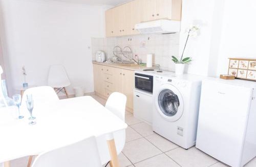 Agios Pavlos Apartment | Dimitra's cosy studio in old town with backyard