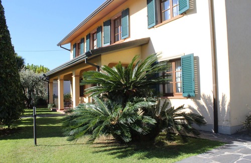 Camaiore Villa | "DIMORA DEGLI ULIVI" single villa, fenced garden, privacy, AC, pet friendly