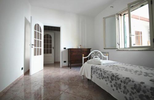 Grottasanta Apartment | Dimora sicula a due passi dal mare con patio verde