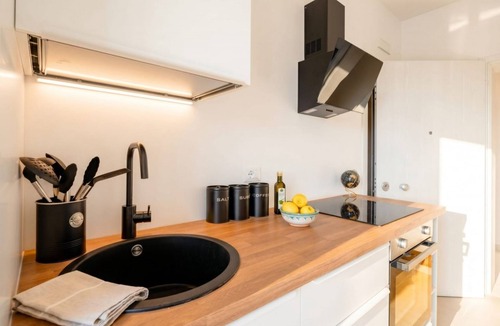 Municipio 3 Apartment | Dimora Venere - Modern Urban Retreat in the Heart of Bari