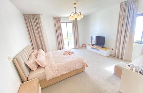 Al Wahdah House | Dinar - villa master bedroom