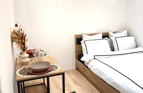 Bois-Colombes Apartment | Dinas home