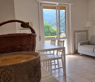 Magreglio Apartment | Dinky's apartment with a balcony overlooking the woods