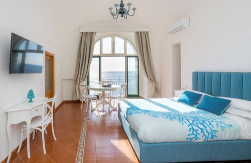 Meta House | DIPINTO APARTMENTS