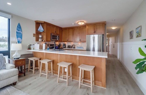 North Pacific Beach Condo | Direct beach access, ocean view, pool and parking
