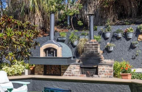 Zilzie House | Direct Beach Access, Private Cove, 3 min Emu Park