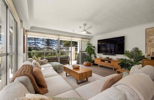 Burleigh Heads Apartment | Direct Beachfront Location!