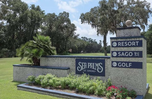 St. Simons Island Apartment | Direct Golf Course Access + Pool. Dining. Shuttle.