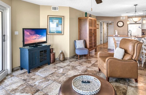 Scenic Gulf Drive Condo | Direct Gulf Front + Pet Friendly Daily Beach Chairs Maravilla