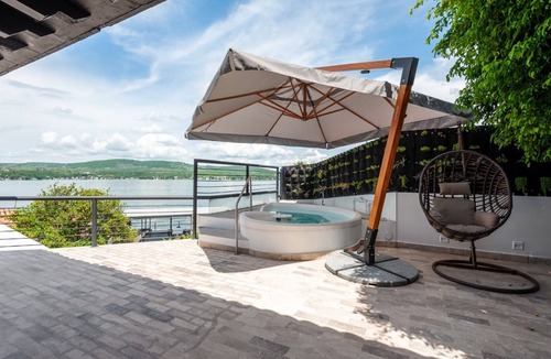 Tequesquitengo Cottage | Direct lakefront total home in Teques, spa, gym, karaoke, games room, staff