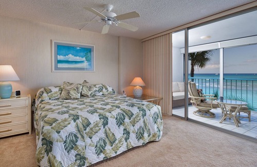 Diamond Head - Kapahulu - St. Louis Condo | Direct Ocean Beachfront! One bedroom one bath one parking!