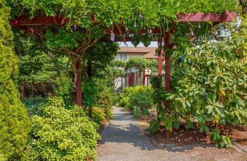 Mill Bay House | Direct Ocean Front Access/private spacious bedroom with kitchenette & lounge