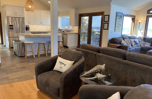 Neskowin House | DIRECT OCEAN FRONT, Newly Remodeled, 7 BDRM, 5.5 bath, Hot tub, beach access