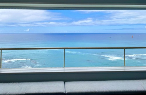 Diamond Head - Kapahulu - St. Louis Condo | Direct Oceanfront 1,000 sq' corner/end 18th floor condominium unit.