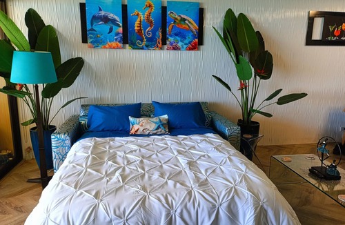 Waikiki Hotel | Direct Oceanfront in the Heart of Waikiki! Spectacular New Custom Reno!