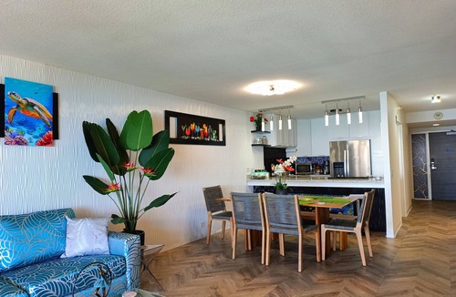 Waikiki Hotel | Direct Oceanfront in the Heart of Waikiki! Spectacular New Custom Reno!