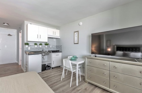 Seabreeze Historic District Apartment | Direct Oceanfront Condo - Amazing View and Soothing Breeze