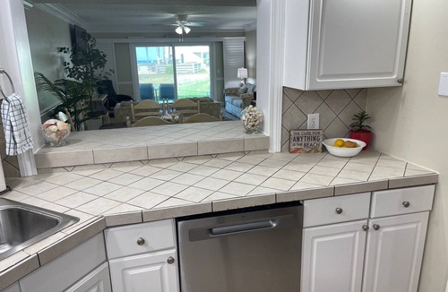 Crescent Beach Condo | Direct Oceanview Premium Flat with 2 Bed/2 Bath +Murphy Bed. Just Renovated!