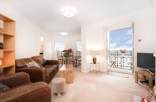 Hammersmith Apartment | Direct River Views & only 15 mins to Central London