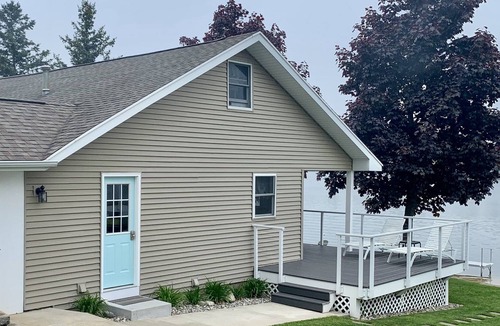 Silver Lake Cottage | Direct Waterfront 4 Bedroom / 2 Bath Great For Multi-Family Vacations!