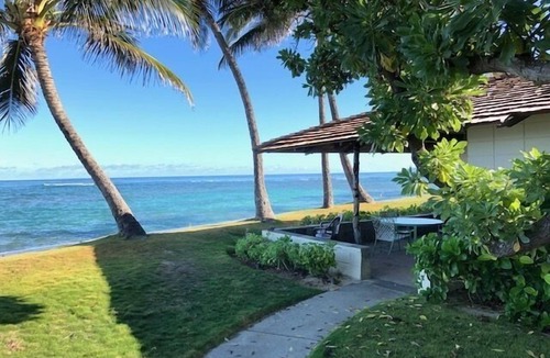 Waialua House | Directly Beachfront | Country Cottage