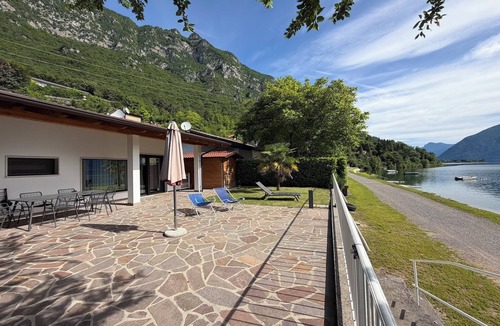Idro House | Directly on the lake with garden