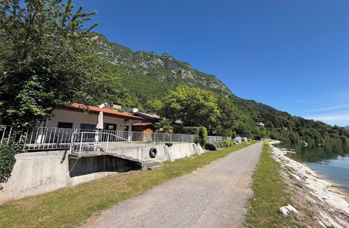 Idro House | Directly on the lake with garden
