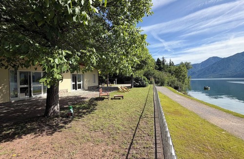 Idro House | Directly on the lake with garden