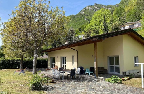 Idro House | Directly on the lake with garden