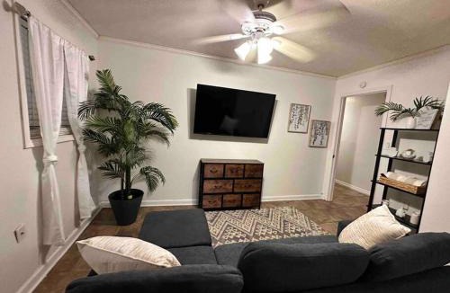 Fondren Apartment | Discounted Cozy Home with Modern Amenities