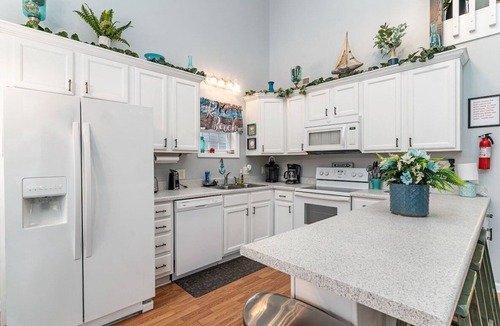 Surfside Beach House | DISCOUNTED: JULY 4-11 NOW AVAILABLE*SPACIOUS 4 BDM, CLOSE TO OCEAN, LINENS 🌊