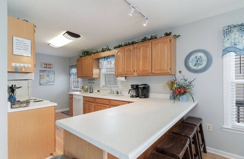 Surfside Beach House | 🌞 DISCOUNTED JUNE 27- JULY 4! OCEANVIEW* 2 GOLF CARTS* LINENS🌊