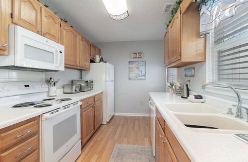 Surfside Beach House | 🌞 DISCOUNTED JUNE 27- JULY 4! OCEANVIEW* 2 GOLF CARTS* LINENS🌊
