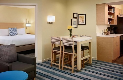 Monmouth Junction Hotel | Discover a Charming Stay in Princeton! Free Breakfast and Seasonal Outdoor Pool!