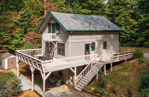 Lake Toxaway Cabin | Discover Adventure and Comfort at Rainbow Falls Cabin