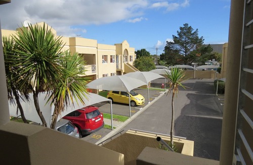 Parow North Apartment | Discover Cape Town - a Home from home