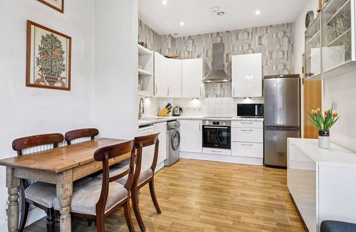 Vincent Square Apartment | Discover Riverside Comfort at Tate Britain: Stylish 1-Bed Apartment (Sleeps 4)