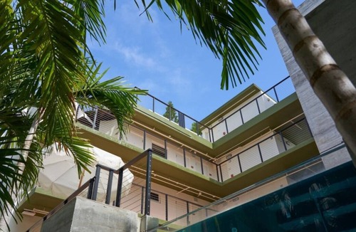 South Pointe House | Discover South Beach Bliss! 2 Serene Rooms, Poolside, Steps to Lummus Park Beach!