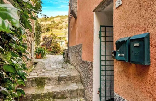 Borgo Antico Apartment | Discover the charm of the Cinque Terre by staying in our welcoming L'Antica Piazzetta, located in the heart of Monterosso al Mare, one of the most enchanting villages in the Cinque Terre.The house is ideal for families or small groups and features two