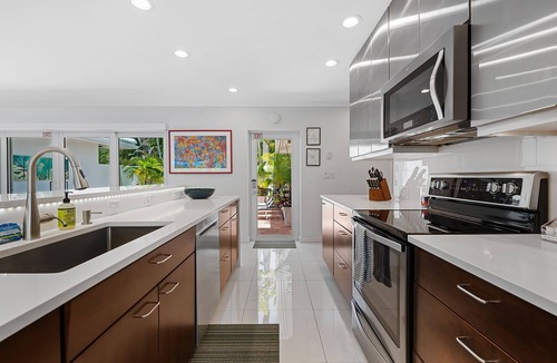 Wilton Manors House | Discover The Martell House – A Stunning Modern Escape Overlooking the Tranquil River's Bend!