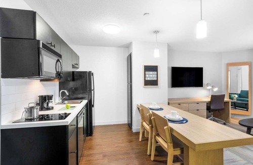 East Congress Hotel | Discover the Texas State Capitol from Prime Location! Pet-Friendly Property!