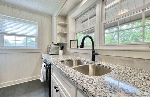 Long View House | Discover Tranquility at Carolina Cottage - Cozy 2-Bedroom Retreat in Hickory, NC