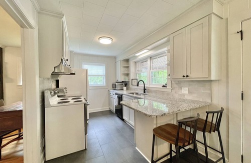 Long View House | Discover Tranquility at Carolina Cottage - Cozy 2-Bedroom Retreat in Hickory, NC