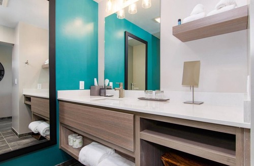 Independence Hotel | Discover Willamette Valley in Style – Bright Room with Unique Artistic Touches
