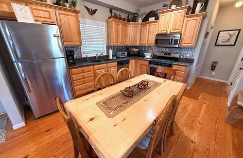 Buck Mountain Cabin | Discover Your Cool Escape 4BR/3BA w/Hot Tub, Game Room, Near West Jefferson