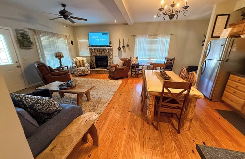 Buck Mountain Cabin | Discover Your Cool Escape 4BR/3BA w/Hot Tub, Game Room, Near West Jefferson